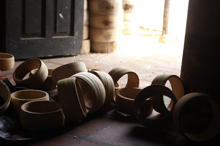 Trống thì có rất nhiều loại to nhỏ khác nhau, loại nhỏ nhất có giá 12.000 đồng/chiếc, loại to nhất có giá 200.000 đồng/chiếc (Ảnh:V.N)