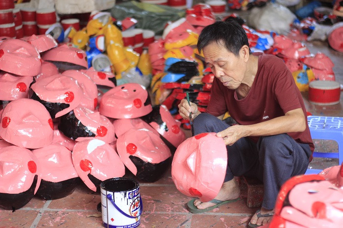 Hàng chuẩn bị cho Trung thu được làm từ đầu tháng 6, sau đó được xuất đi các tỉnh như Hà Nội, Hải Phòng, Hưng Yên,… Những năm gần đây nhu cầu đồ chơi truyền thống ngày một tăng, năm sau so với năm trước cao hơn (Ảnh:V.N)