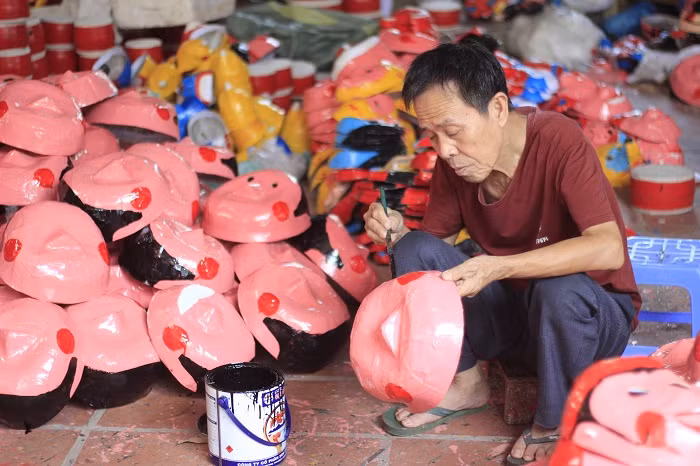 Hàng chuẩn bị cho Trung thu được làm từ đầu tháng 6, sau đó được xuất đi các tỉnh như Hà Nội, Hải Phòng, Hưng Yên,… Những năm gần đây nhu cầu đồ chơi truyền thống ngày một tăng, năm sau so với năm trước cao hơn (Ảnh:V.N)