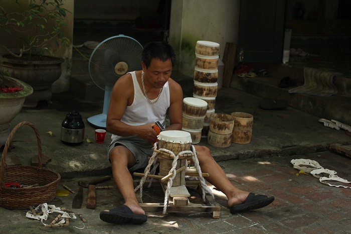 Ông Vũ Hữu Kê, 63 tuổi làm nghề đóng trống chia sẻ, ông đã gắn bó với nghề đóng trống từ năm 17 tuổi, trước kia gia đình ông làm tất cả các công đoạn, từ thuộc da, đẽo, đục, đóng, cho đến tô sơn. Tuy nhiên, hiện nay nghề đóng trống ngày càng mai một, kinh tế mang lại không cao nên con cháu ông không theo nghề, ông nhớ nghề nên nhận làm hàng cho các cơ sở sản xuất đồ chơi trung thu lớn trong làng (Ảnh:V.N)