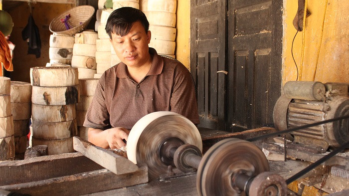 Công đoạn tiếp theo là tạo hình tang trống. Tang trống được tạo hình từ đôi bàn tay của người thợ với sự giúp sức của máy móc. Tang trống phải tròn, không quá dày mà cũng không quá mỏng. Từ một khúc gỗ có thể tạo hình từ 3-5 chiếc tang trống có kích thước khác nhau (Ảnh:V.N)