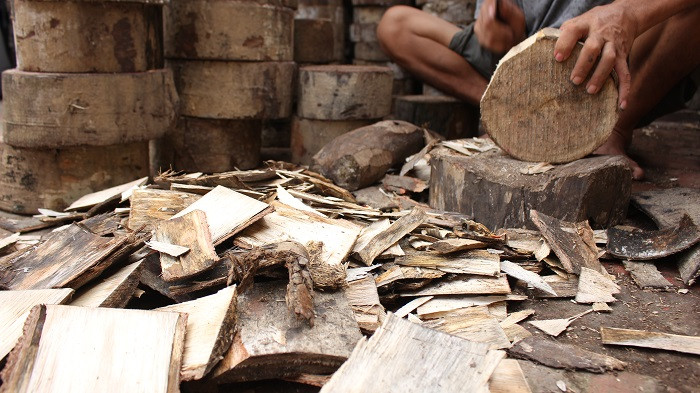 Người thợ tạo hình cho những chiếc trống cơm (Ảnh:V.N)