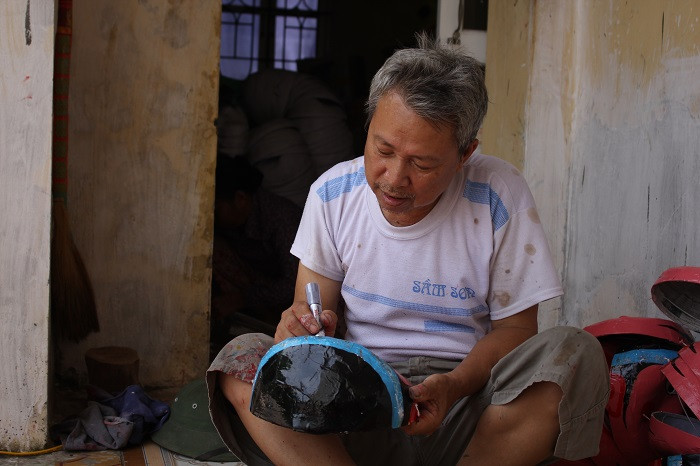 Những chiếc mặt nạ ở đây được người dân làm hết sức tỉ mỉ và chắc chắn (Ảnh:V.N)