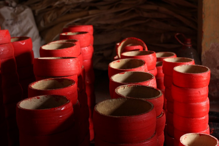 Trống được sơn màu đỏ. Nghệ nhân Thoan chia sẻ: Màu để sơn trống là loại sơn được làm hoàn toàn thủ công, không độc hại đến sức khỏe. Sau khi sơn, trống được phơi khô ngoài trời (Ảnh:V.N)
