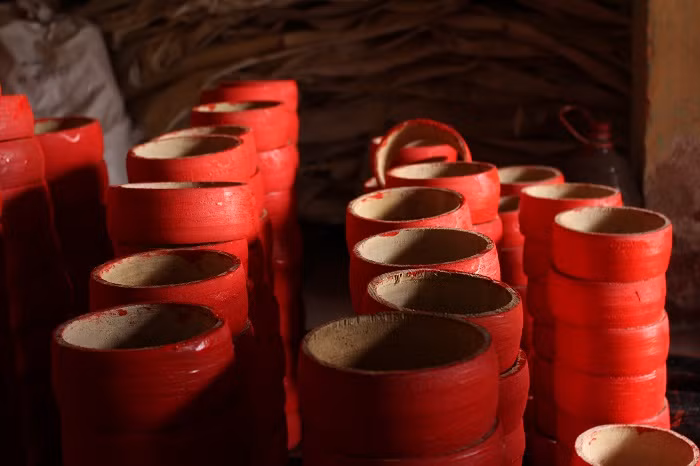 Trống được sơn màu đỏ. Nghệ nhân Thoan chia sẻ: Màu để sơn trống là loại sơn được làm hoàn toàn thủ công, không độc hại đến sức khỏe. Sau khi sơn, trống được phơi khô ngoài trời (Ảnh:V.N)