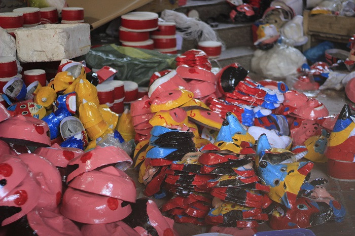 Người dân làng Hảo cũng thường xuyên cải tiến mẫu mã mặt nạ cập nhật theo xu hướng hiện nay. Tuy nhiên toàn bộ công đoạn làm mặt nạ hoàn toàn thủ công, giữ được hồn cốt truyền thống (Ảnh:V.N)