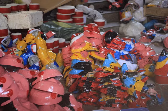 Người dân làng Hảo cũng thường xuyên cải tiến mẫu mã mặt nạ cập nhật theo xu hướng hiện nay. Tuy nhiên toàn bộ công đoạn làm mặt nạ hoàn toàn thủ công, giữ được hồn cốt truyền thống (Ảnh:V.N)