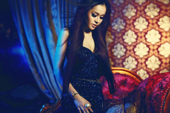 Trong MV mới, Vũ Hạnh Nguyên khoe cơ thể thon gọn đến ngỡ ngàng, trái với một số hình ảnh khá đầy đặn và có phần 'mũm mĩm' của cô gần đây trên báo. Trong MV mới, Vũ Hạnh Nguyên khoe cơ thể thon gọn đến ngỡ ngàng, trái với một số hình ảnh khá đầy đặn và có phần 'mũm mĩm' của cô gần đây trên báo.