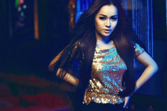 Cô từng tuyên bố theo nghiệp ca sỹ nhiều năm trước nhưng chưa thực sự có nhiều bước tiến trong âm nhạc (Theo Tiin) Cô từng tuyên bố theo nghiệp ca sỹ nhiều năm trước nhưng chưa thực sự có nhiều bước tiến trong âm nhạc (Theo Tiin)