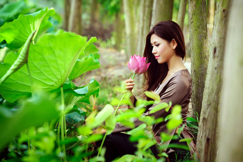 Người đẹp top 5 Hoa hậu Việt Nam 2010 Nguyễn Thị Loan tái hiện hình ảnh cô gái quê chân chất, nhu mì, thả hồn bên hồ sen thơm ngát ngày hè. Người đẹp top 5 Hoa hậu Việt Nam 2010 Nguyễn Thị Loan tái hiện hình ảnh cô gái quê chân chất, nhu mì, thả hồn bên hồ sen thơm ngát ngày hè.