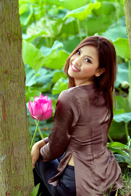 Nguyễn Thị Loan sinh ra trong một gia đình thuần nông. Bản thân cô quen với việc đồng áng trước khi lên Hà Nội tham gia đội tuyển bóng chuyền. "Với tôi, đồng ruộng là nơi thân thuộc. Tôi không ngần ngại khi nói với ai đó, mình xuất thân từ nhà nông" - nữ sinh viên Đại học Thương Mại cho biết. (Theo Vnexpress) Nguyễn Thị Loan sinh ra trong một gia đình thuần nông. Bản thân cô quen với việc đồng áng trước khi lên Hà Nội tham gia đội tuyển bóng chuyền. "Với tôi, đồng ruộng là nơi thân thuộc. Tôi không ngần ngại khi nói với ai đó, mình xuất thân từ nhà nông" - nữ sinh viên Đại học Thương Mại cho biết. (Theo Vnexpress)