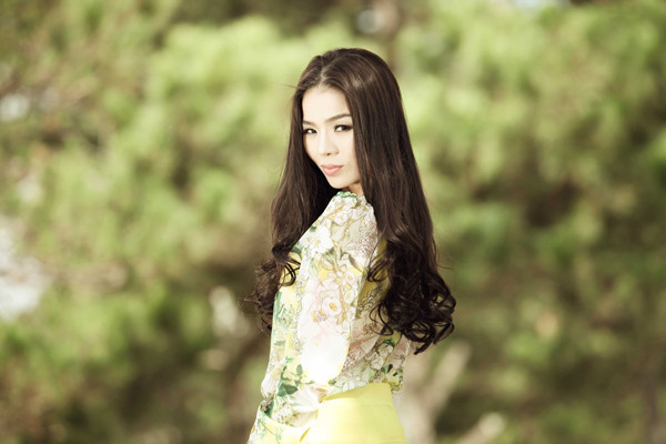 Trong bộ ảnh mới chụp tại Đà Lạt, 'bà mẹ một con' Lệ Quyên trông vẫn gợi cảm dù ăn mặc kín đáo. Trong bộ ảnh mới chụp tại Đà Lạt, 'bà mẹ một con' Lệ Quyên trông vẫn gợi cảm dù ăn mặc kín đáo.