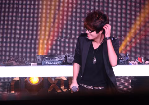 Hình ảnh Bùi Anh Tuấn bối rối vì sự việc hát nhép.