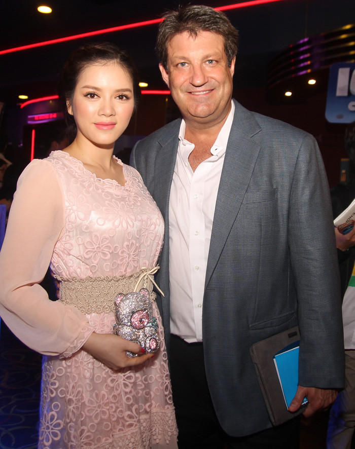 Lý Nhã Kỳ ăn mặc khá kín đáo. Lý Nhã Kỳ ăn mặc khá kín đáo.