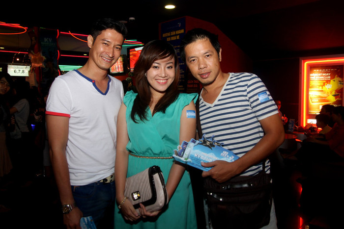 C Vợ chồng Thái Hòa và Huy Khánh. C Vợ chồng Thái Hòa và Huy Khánh.