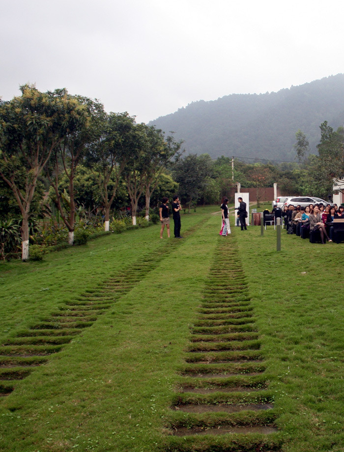 Sân nhà Mỹ Linh là một vạt cỏ rộng rãi, sạch sẽ và được xén tỉa gọn gàng, có lối đi rất đẹp. Các nhà báo đã được ngồi họp báo trong khuôn cảnh khoáng đạt như thế này. Xem tiếp: Buổi họp báo có một không hai tại nhà diva Mỹ Linh // Thành Chương 'đánh liều' kể chuyện '3 chìm 4 nổi' của Mỹ Linh Sân nhà Mỹ Linh là một vạt cỏ rộng rãi, sạch sẽ và được xén tỉa gọn gàng, có lối đi rất đẹp. Các nhà báo đã được ngồi họp báo trong khuôn cảnh khoáng đạt như thế này. Xem tiếp: Buổi họp báo có một không hai tại nhà diva Mỹ Linh // Thành Chương 'đánh liều' kể chuyện '3 chìm 4 nổi' của Mỹ Linh