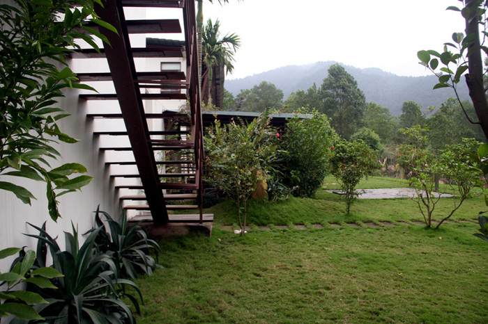 Cầu thang lên gác được thiết kế phía ngoài khá đơn giản. Xem tiếp: Buổi họp báo có một không hai tại nhà diva Mỹ Linh // Thành Chương 'đánh liều' kể chuyện '3 chìm 4 nổi' của Mỹ Linh Cầu thang lên gác được thiết kế phía ngoài khá đơn giản. Xem tiếp: Buổi họp báo có một không hai tại nhà diva Mỹ Linh // Thành Chương 'đánh liều' kể chuyện '3 chìm 4 nổi' của Mỹ Linh