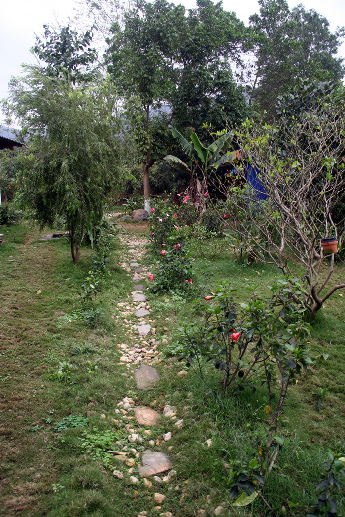 Một lối đi nhỏ trong khu vườn trước nhà được rải đá và trồng hoa. Xem tiếp: Buổi họp báo có một không hai tại nhà diva Mỹ Linh // Thành Chương 'đánh liều' kể chuyện '3 chìm 4 nổi' của Mỹ Linh Một lối đi nhỏ trong khu vườn trước nhà được rải đá và trồng hoa. Xem tiếp: Buổi họp báo có một không hai tại nhà diva Mỹ Linh // Thành Chương 'đánh liều' kể chuyện '3 chìm 4 nổi' của Mỹ Linh