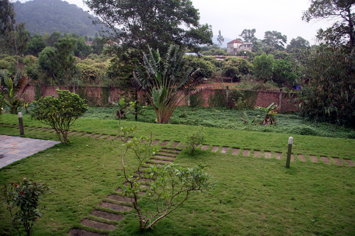 Lối đi lại và khung cảnh đằng sau nhà. Xem tiếp: Buổi họp báo có một không hai tại nhà diva Mỹ Linh // Thành Chương 'đánh liều' kể chuyện '3 chìm 4 nổi' của Mỹ Linh Lối đi lại và khung cảnh đằng sau nhà. Xem tiếp: Buổi họp báo có một không hai tại nhà diva Mỹ Linh // Thành Chương 'đánh liều' kể chuyện '3 chìm 4 nổi' của Mỹ Linh