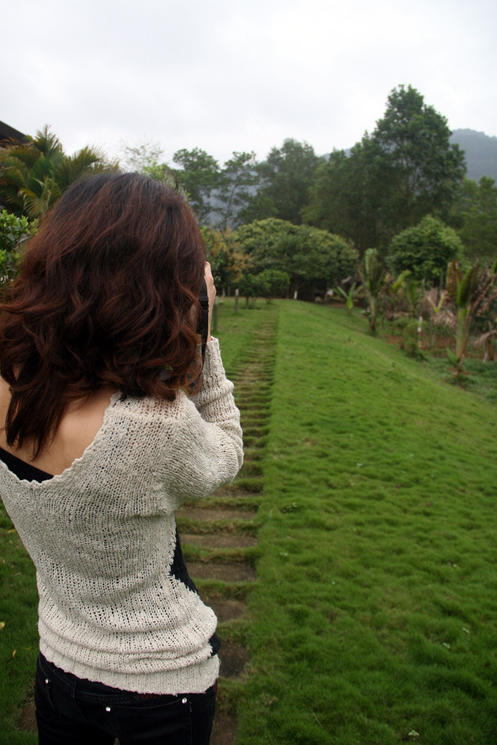 Một phóng viên thích thú trước con đường nhỏ cắt tỉa gọn gàng làm lối đi lại. Xem tiếp: Buổi họp báo có một không hai tại nhà diva Mỹ Linh // Thành Chương 'đánh liều' kể chuyện '3 chìm 4 nổi' của Mỹ Linh Một phóng viên thích thú trước con đường nhỏ cắt tỉa gọn gàng làm lối đi lại. Xem tiếp: Buổi họp báo có một không hai tại nhà diva Mỹ Linh // Thành Chương 'đánh liều' kể chuyện '3 chìm 4 nổi' của Mỹ Linh