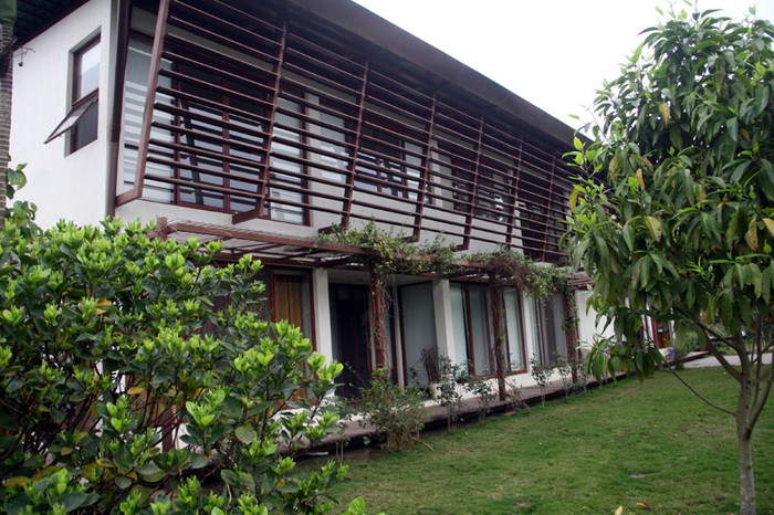 Sườn trái dãy nhà ở của Mỹ Linh - Anh Quân. Có nhà báo hỏi Anh Quân rằng, nhà quá rộng có sợ 'đạo chích' hỏi thăm và anh có thuê bảo vệ trông nhà không? Anh Quân cho biết, anh không bao giờ có ý định thuê bảo vệ. Những người dân sống quanh nhà anh rất tình cảm và thường để ý người lạ ra vào rồi gọi điện cho anh. Xem tiếp: Buổi họp báo có một không hai tại nhà diva Mỹ Linh // Thành Chương 'đánh liều' kể chuyện '3 chìm 4 nổi' của Mỹ Linh Sườn trái dãy nhà ở của Mỹ Linh - Anh Quân. Có nhà báo hỏi Anh Quân rằng, nhà quá rộng có sợ 'đạo chích' hỏi thăm và anh có thuê bảo vệ trông nhà không? Anh Quân cho biết, anh không bao giờ có ý định thuê bảo vệ. Những người dân sống quanh nhà anh rất tình cảm và thường để ý người lạ ra vào rồi gọi điện cho anh. Xem tiếp: Buổi họp báo có một không hai tại nhà diva Mỹ Linh // Thành Chương 'đánh liều' kể chuyện '3 chìm 4 nổi' của Mỹ Linh