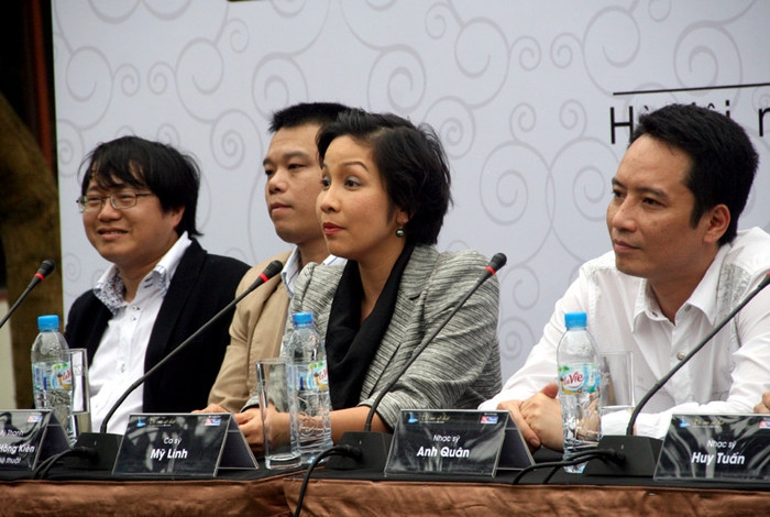 Nữ ca sỹ vui vẻ trả lời báo chí. Xem tiếp: Ngỡ ngàng ngắm vườn cây, ao cá, chuồng gà nhà ca sỹ Mỹ Linh // Thành Chương 'đánh liều' kể chuyện '3 chìm 4 nổi' của Mỹ Linh