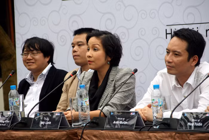 Nữ ca sỹ vui vẻ trả lời báo chí. Xem tiếp: Ngỡ ngàng ngắm vườn cây, ao cá, chuồng gà nhà ca sỹ Mỹ Linh // Thành Chương 'đánh liều' kể chuyện '3 chìm 4 nổi' của Mỹ Linh