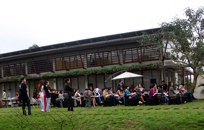 Rất hiếm khi phóng viên báo chí được tham dự một buổi họp báo có lẽ là lần đầu tiên ở Việt Nam: tổ chức ngoài trời, tại nhà riêng của nghệ sỹ và trên thảm cỏ xanh mượt gần gũi với thiên nhiên. Xem tiếp: Ngỡ ngàng ngắm vườn cây, ao cá, chuồng gà nhà ca sỹ Mỹ Linh // Thành Chương 'đánh liều' kể chuyện '3 chìm 4 nổi' của Mỹ Linh