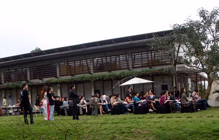 Rất hiếm khi phóng viên báo chí được tham dự một buổi họp báo có lẽ là lần đầu tiên ở Việt Nam: tổ chức ngoài trời, tại nhà riêng của nghệ sỹ và trên thảm cỏ xanh mượt gần gũi với thiên nhiên. Xem tiếp: Ngỡ ngàng ngắm vườn cây, ao cá, chuồng gà nhà ca sỹ Mỹ Linh // Thành Chương 'đánh liều' kể chuyện '3 chìm 4 nổi' của Mỹ Linh