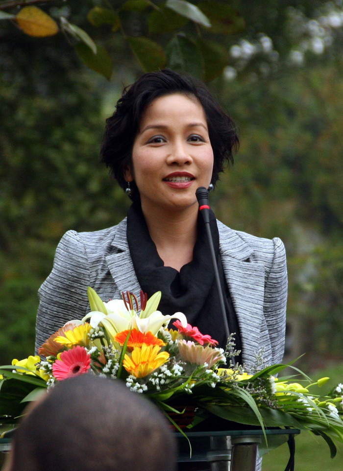 Ca sỹ Mỹ Linh phát biểu trước khách mời và báo giới. Không chỉ nói về chương trình sắp tới của mình, nữ diva còn chia sẻ thêm cuộc sống gia đình. Cô cho biết, không hề ngại khi để báo chí đến họp báo tại nhà riêng, vì đó giống như một cách chia sẻ cuộc sống của cô với mọi người. Xem tiếp: Ngỡ ngàng ngắm vườn cây, ao cá, chuồng gà nhà ca sỹ Mỹ Linh // Thành Chương 'đánh liều' kể chuyện '3 chìm 4 nổi' của Mỹ Linh