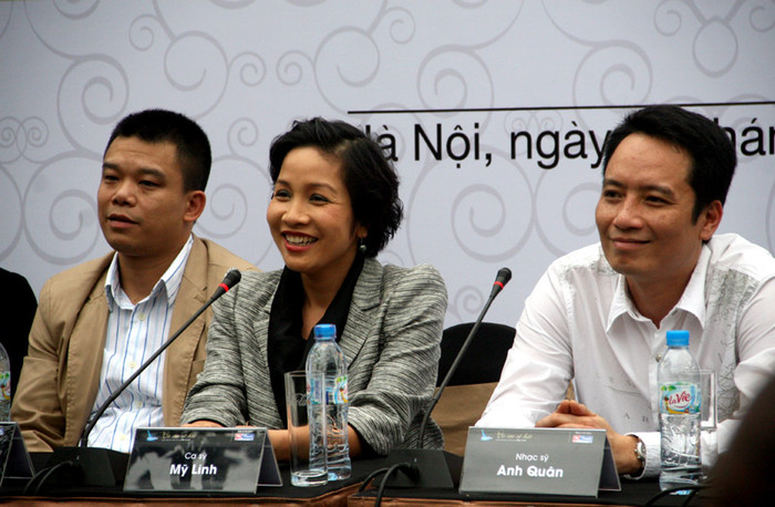 Nữ ca sỹ vui vẻ trả lời báo chí. Xem tiếp: Ngỡ ngàng ngắm vườn cây, ao cá, chuồng gà nhà ca sỹ Mỹ Linh // Thành Chương 'đánh liều' kể chuyện '3 chìm 4 nổi' của Mỹ Linh