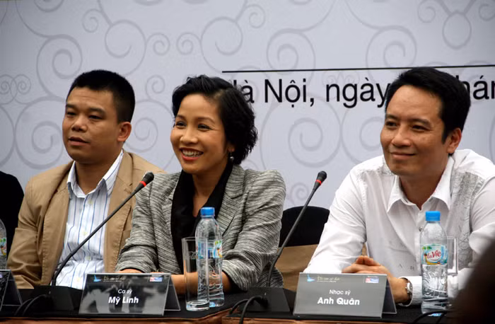 Nữ ca sỹ vui vẻ trả lời báo chí. Xem tiếp: Ngỡ ngàng ngắm vườn cây, ao cá, chuồng gà nhà ca sỹ Mỹ Linh // Thành Chương 'đánh liều' kể chuyện '3 chìm 4 nổi' của Mỹ Linh