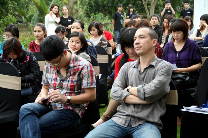 Buổi họp báo chiều 21/3 trời âm u như có mưa, nhưng khá may, thời tiết đã ủng hộ buổi họp báo. Xem tiếp: Ngỡ ngàng ngắm vườn cây, ao cá, chuồng gà nhà ca sỹ Mỹ Linh // Thành Chương 'đánh liều' kể chuyện '3 chìm 4 nổi' của Mỹ Linh