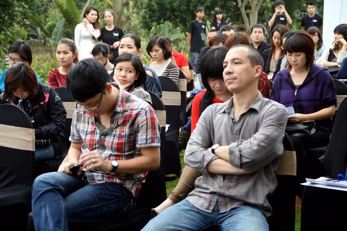 Buổi họp báo chiều 21/3 trời âm u như có mưa, nhưng khá may, thời tiết đã ủng hộ buổi họp báo. Xem tiếp: Ngỡ ngàng ngắm vườn cây, ao cá, chuồng gà nhà ca sỹ Mỹ Linh // Thành Chương 'đánh liều' kể chuyện '3 chìm 4 nổi' của Mỹ Linh