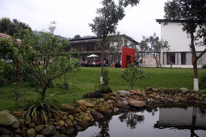 Theo lời nhạc sỹ Anh Quân, chồng Mỹ Linh, khu nhà anh rộng 1,3 ha. Đây là cảnh họp báo ngoài trời nhìn từ ao cá lên. Xem tiếp: Ngỡ ngàng ngắm vườn cây, ao cá, chuồng gà nhà ca sỹ Mỹ Linh // Thành Chương 'đánh liều' kể chuyện '3 chìm 4 nổi' của Mỹ Linh