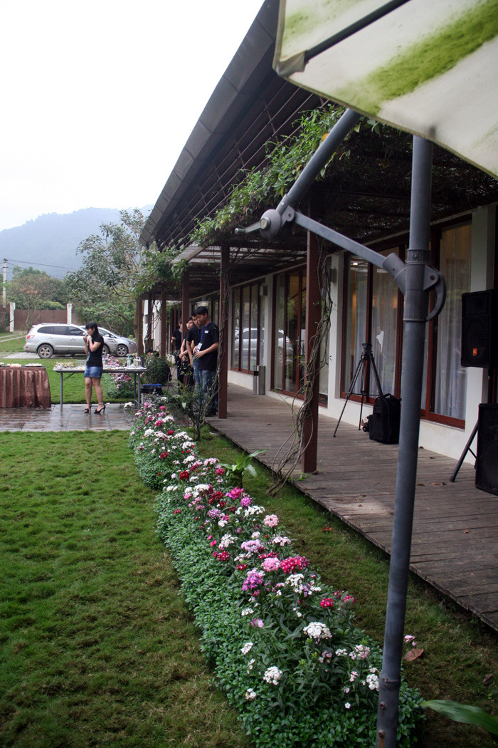 Ngay trước nhà Mỹ Linh là một hàng hoa do Mỹ Linh tự trồng trước tết. Cô nói, khi mới trồng, nhưng cây hoa chỉ 5cm nhưng nay đã cao hơn 30cm Xem tiếp: Ngỡ ngàng ngắm vườn cây, ao cá, chuồng gà nhà ca sỹ Mỹ Linh // Thành Chương 'đánh liều' kể chuyện '3 chìm 4 nổi' của Mỹ Linh