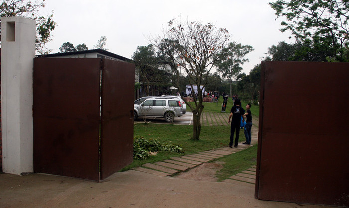 Các phóng viên báo chí rất háo hức với thông tin Mỹ Linh sẽ tổ chức họp báo tại nhà riêng, bởi từ lâu đã nghe nói đến tư gia rất rộng rãi có ao cá, nơi nuôi gà, trồng rau của gia đình Mỹ Linh. Trong ảnh là từ cổng nhà Mỹ Linh nhìn vào. Xem tiếp: Ngỡ ngàng ngắm vườn cây, ao cá, chuồng gà nhà ca sỹ Mỹ Linh // Thành Chương 'đánh liều' kể chuyện '3 chìm 4 nổi' của Mỹ Linh