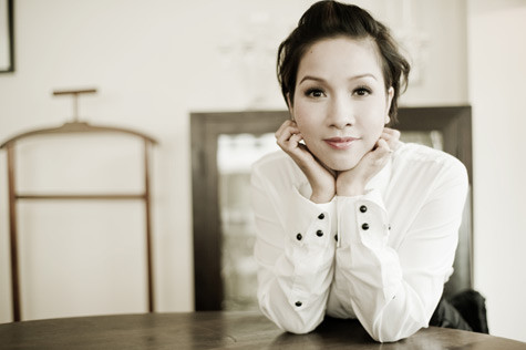 Khách mời đặc biệt nhất của Và em sẽ hát là ngôi sao ca nhạc Hàn Quốc Im Tae Kyung. Nam ca sỹ này sẽ song ca cùng Mỹ Linh một số ca khúc tiếng Anh. Xem ảnh: Buổi họp báo có một không hai tại nhà Mỹ Linh // Ngỡ ngàng vườn cây, ao cá, chuồng gà của nhà Mỹ Linh