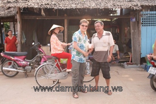 Những người dân rất phấn khích trước sự có mặt của Đàm Vĩnh Hưng.