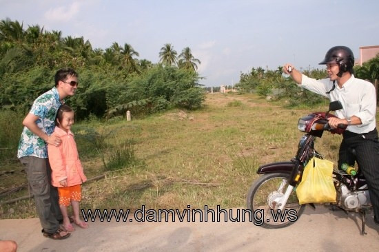 Và Với một em nhỏ bên vệ đường.