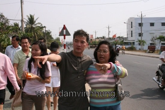 Người bên phải Mr Đàm chính là fan đã "cất công" mời Mr.Đàm về Bến Tre thăm nhà của cô.