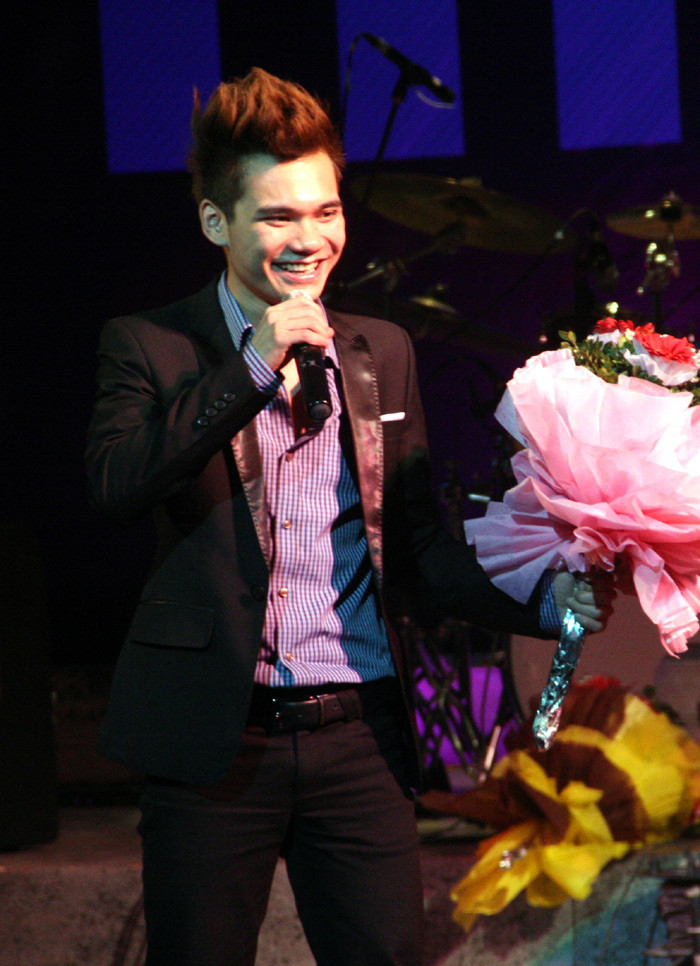 Nam ca sỹ trẻ giải thích, sự cố không mong muốn xảy ra là vì đây là một chương trình mà ê kíp Khắc Việt tự tổ chức, dàn dựng không thuê bất cứ đơn vị nào nên còn nhiều bỡ ngỡ.