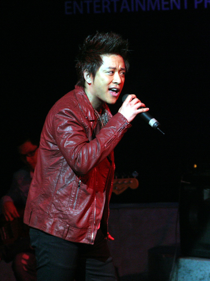 Tuấn Hưng thể hiện ca khúc "Tìm lại bầu trời" khiến khán giả "ngất ngây".