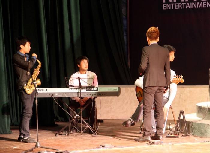 Sự cố sụt điện rơi đúng ngay thời điểm Khắc Việt xuất hiện trên sân khấu khi chương trình bắt đầu. Sự đen đủi này khiến chương trình phải dừng lại gần 7 phút để khắc phục. Tuy nhiên, sự mong đợi của khán giả vì thế mà càng "nóng" hơn.