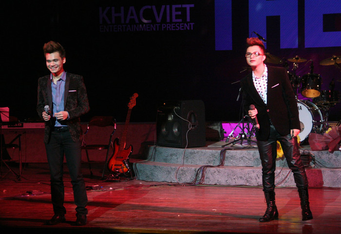 Nam Cường hóm hỉnh nói: "Ngày Khắc Việt mới vào Sài Gòn đi hát trông rất gầy, nhưng bây giờ béo tốt vì thu nhập đã khá hơn xưa".