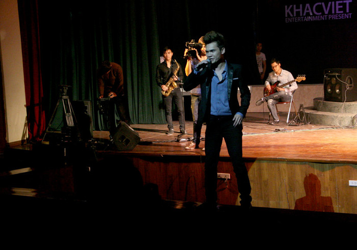Khắc Việt khá thành công khi khuấy động khán giả bằng những bản hit của mình. Dù vậy, sự đen đủi tiếp tục đeo bám, đó là sau khi biểu diễn xong 2 bài đầu, anh bị mất giọng. Đã rất cố gắng hát phục vụ khán giả nhưng xem ra, càng hát, giọng của Khắc Việt càng trở nên khàn hơn, không còn hoàn hảo 100% như mọi khi. Thế nhưng, bằng những chia sẻ thật lòng về sự cố, nam ca sỹ vẫn nhận được sự cổ vũ nhiệt tình của khán giả.
