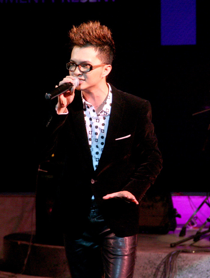 Nam Cường (phải) bay từ Sài Gòn ra chia vui với Khắc Việt.