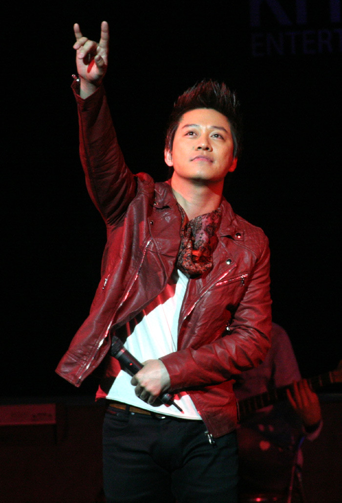 Tuấn Hưng là một người anh thân thiết của Khắc Việt cũng có mặt chia vui cùng đàn em.