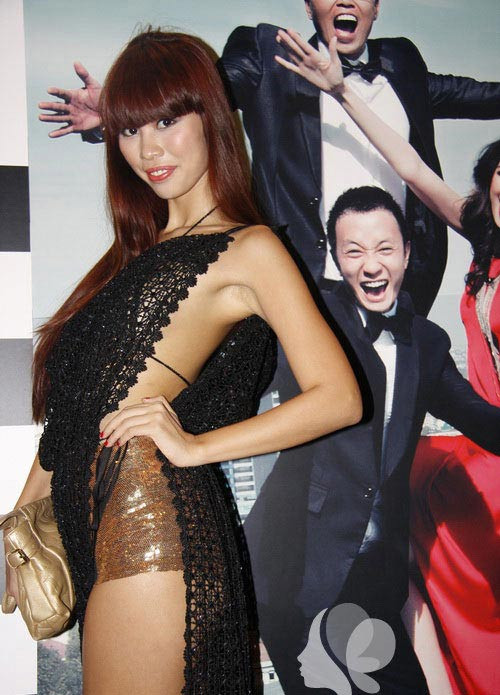 Kiểu váy xẻ vạt trước vạt sau được Hà Anh rất yêu thích trong thời gian gần đây. Nó giúp cô khoe lợi thế chân dài miên man Kiểu váy xẻ vạt trước vạt sau được Hà Anh rất yêu thích trong thời gian gần đây. Nó giúp cô khoe lợi thế chân dài miên man