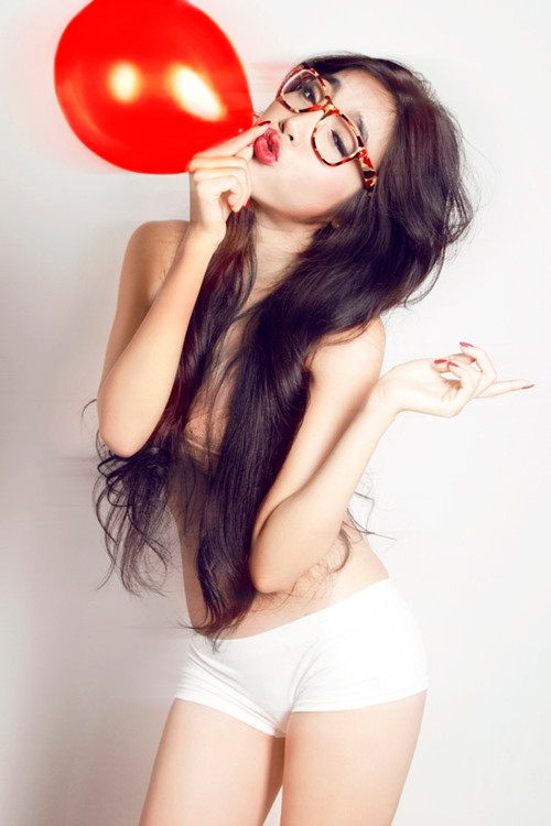 Ở trong nước, Elly Trần không chiếm được nhiều cảm tình từ công chúng như Ngọc Trinh. Ở trong nước, Elly Trần không chiếm được nhiều cảm tình từ công chúng như Ngọc Trinh.